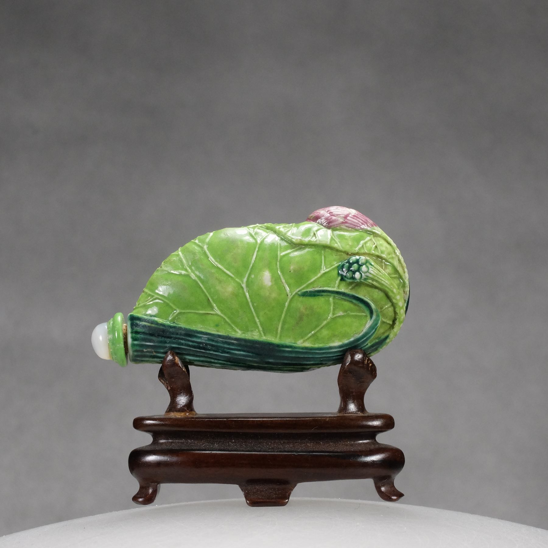 C7 A lotus leaf snuff bottle - immagine 2