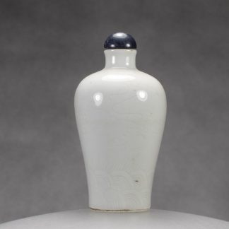 C8 An "anhua" rocks, waves and clouds snuff bottle