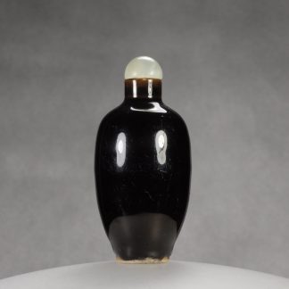 C12 A monochrome mirror black glazed snuff bottle