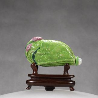 C7 A lotus leaf snuff bottle
