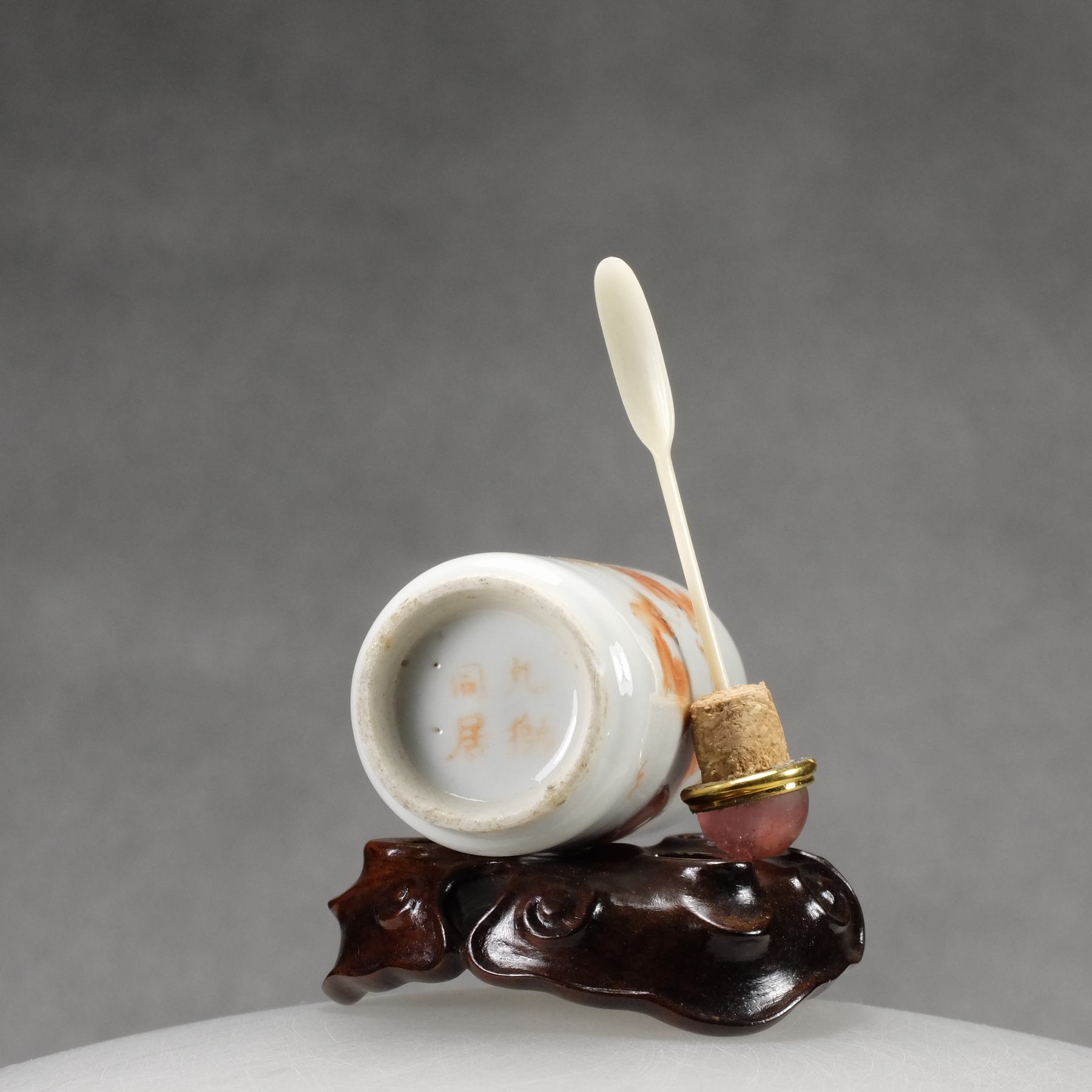 C10 A "May you have nine generations togheter" snuff bottle - immagine 7