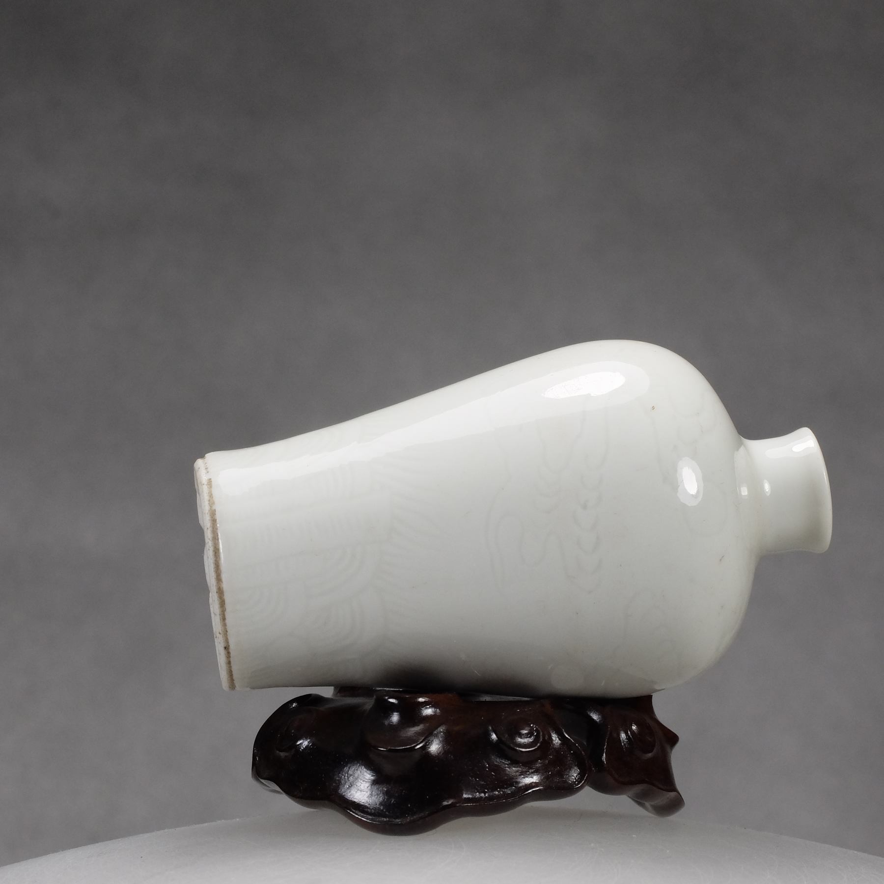 C8 An "anhua" rocks, waves and clouds snuff bottle - immagine 7