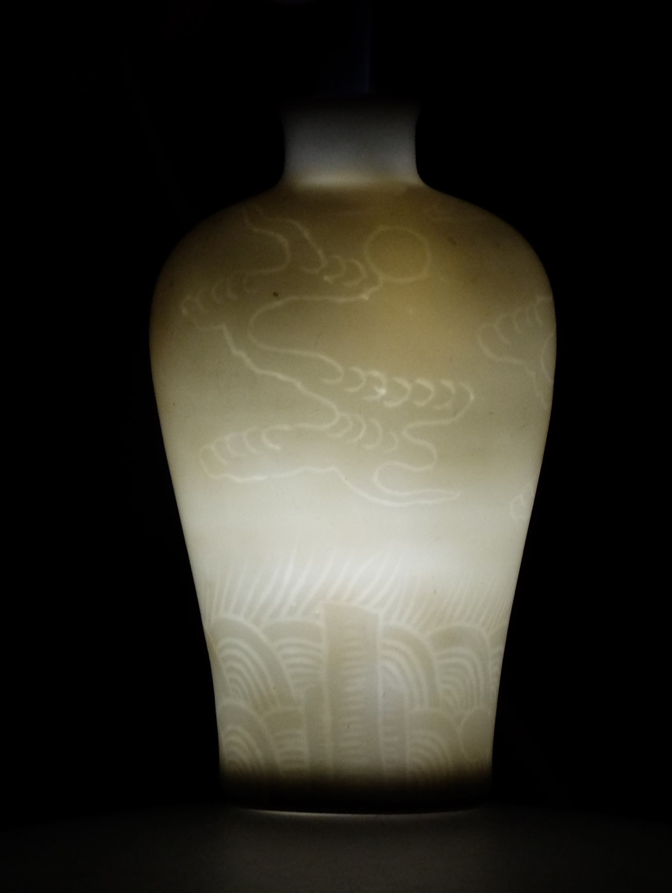 C8 An "anhua" rocks, waves and clouds snuff bottle - immagine 8