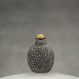 O1 A shagreen-veneered snuff bottle