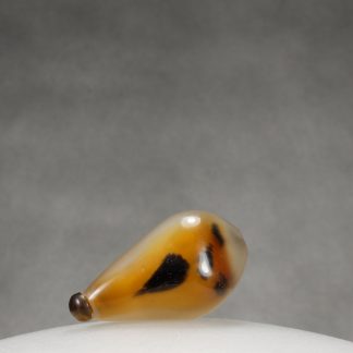 G29 A pebble shaped glass snuff bottle imitating agate