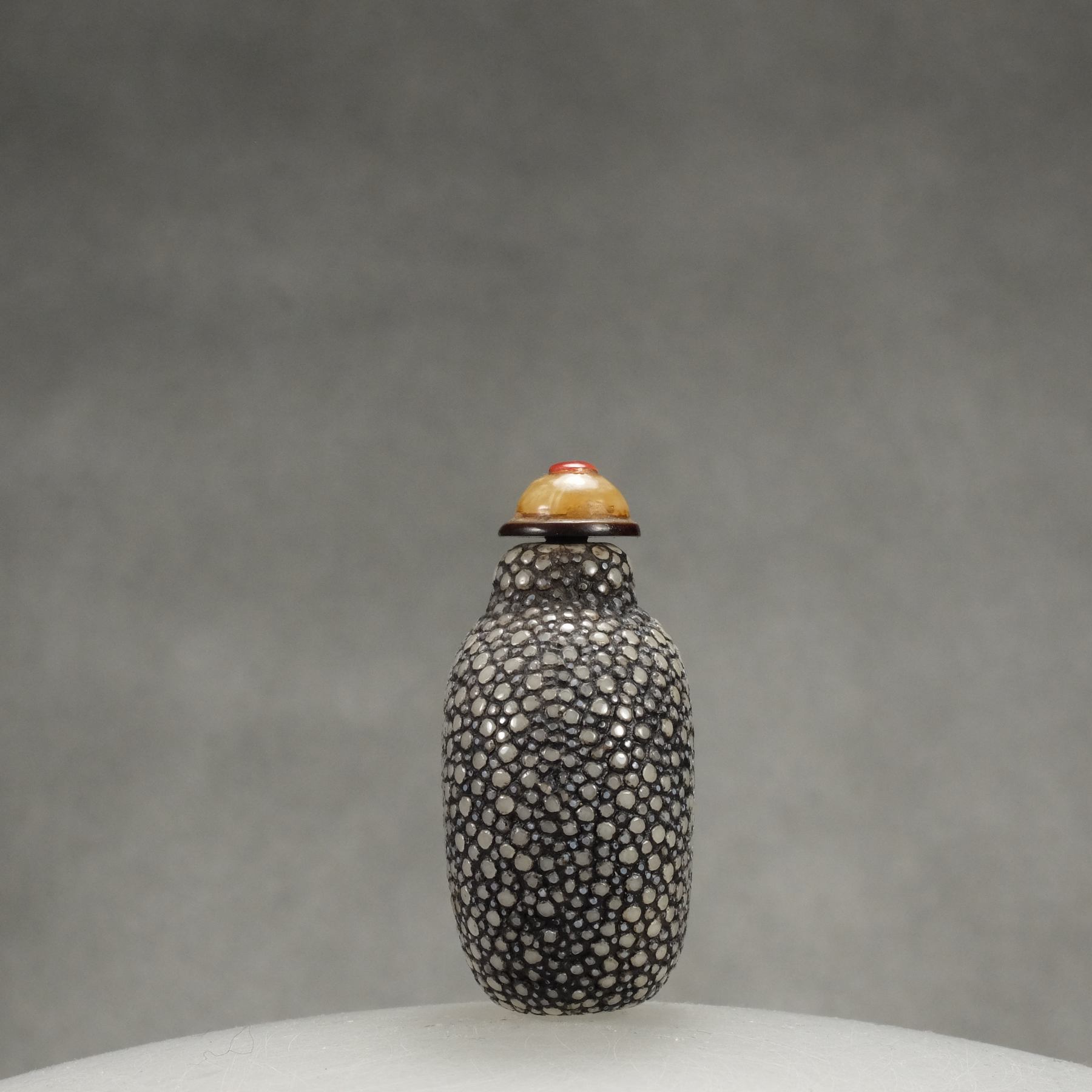 O1 A shagreen-veneered snuff bottle - immagine 2