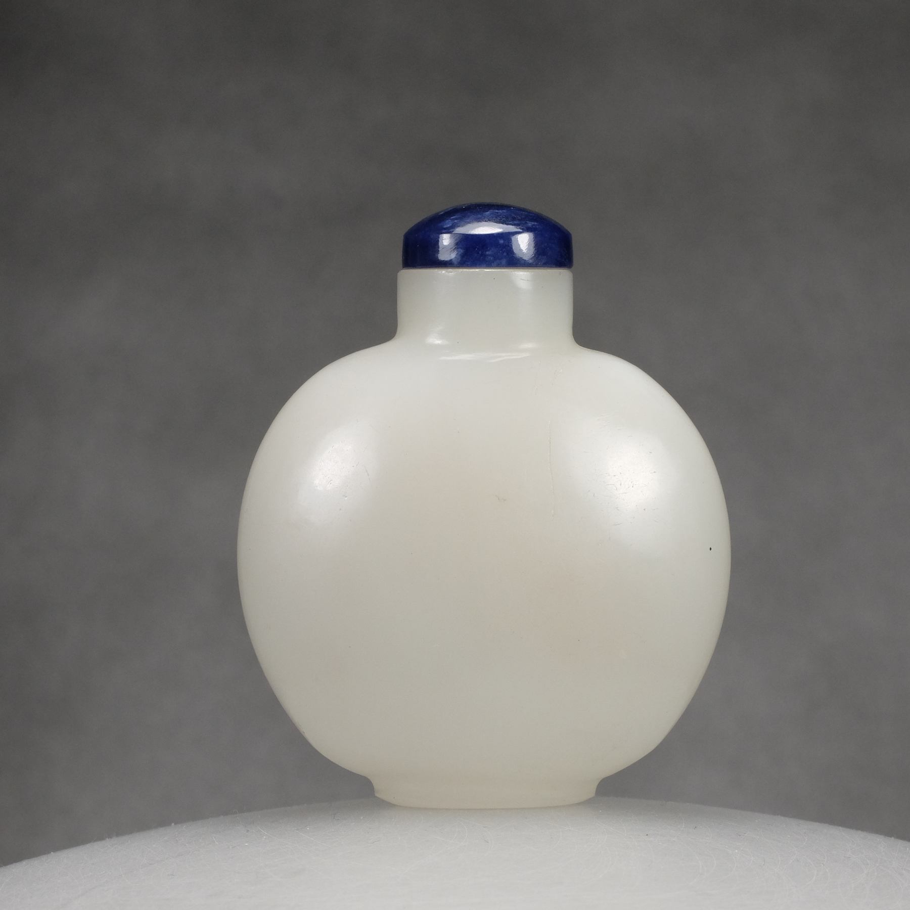 G10 A white glass round snuff bottle imitating white jade - immagine 3