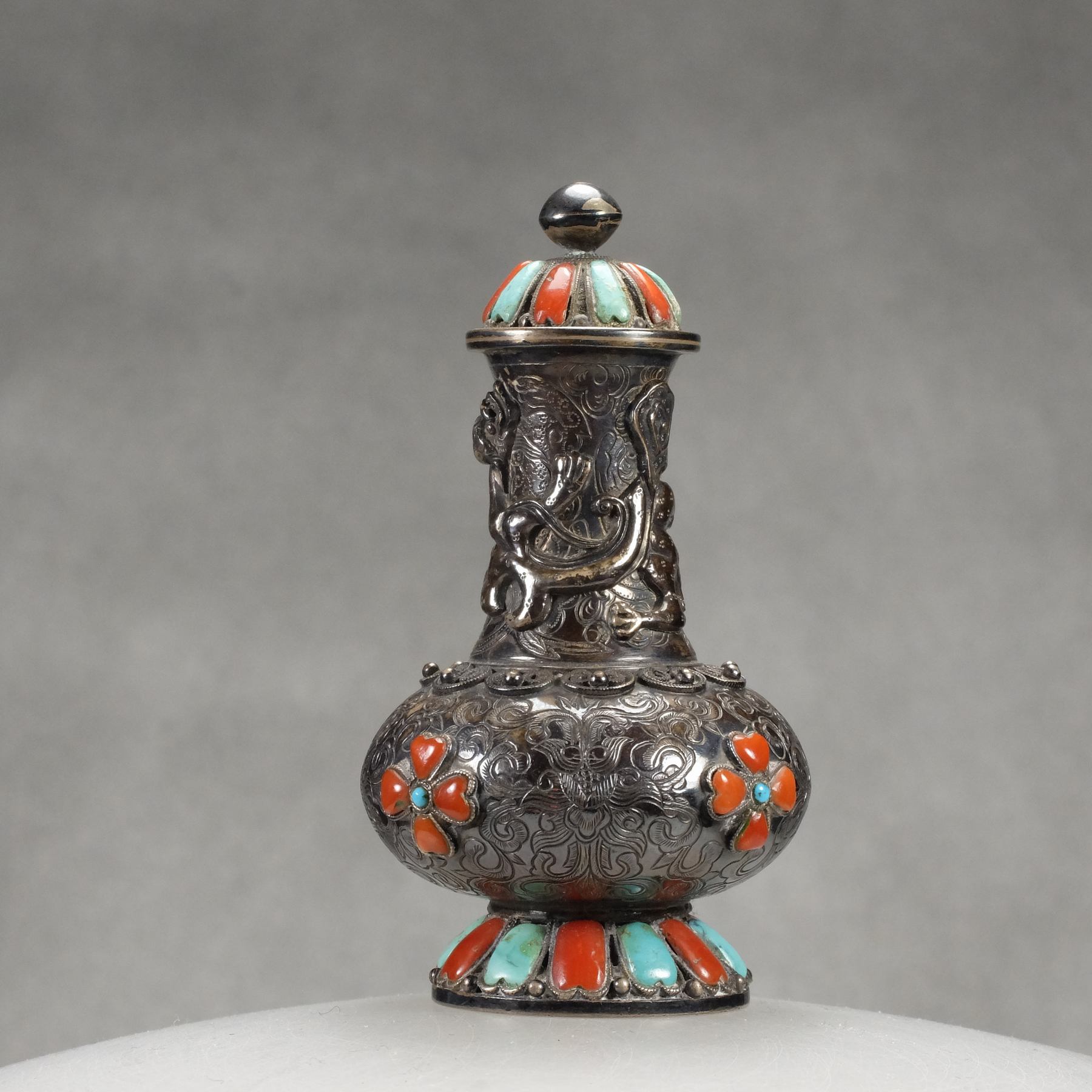 M2 A Manchu “Dragon” silver snuff bottle - immagine 3