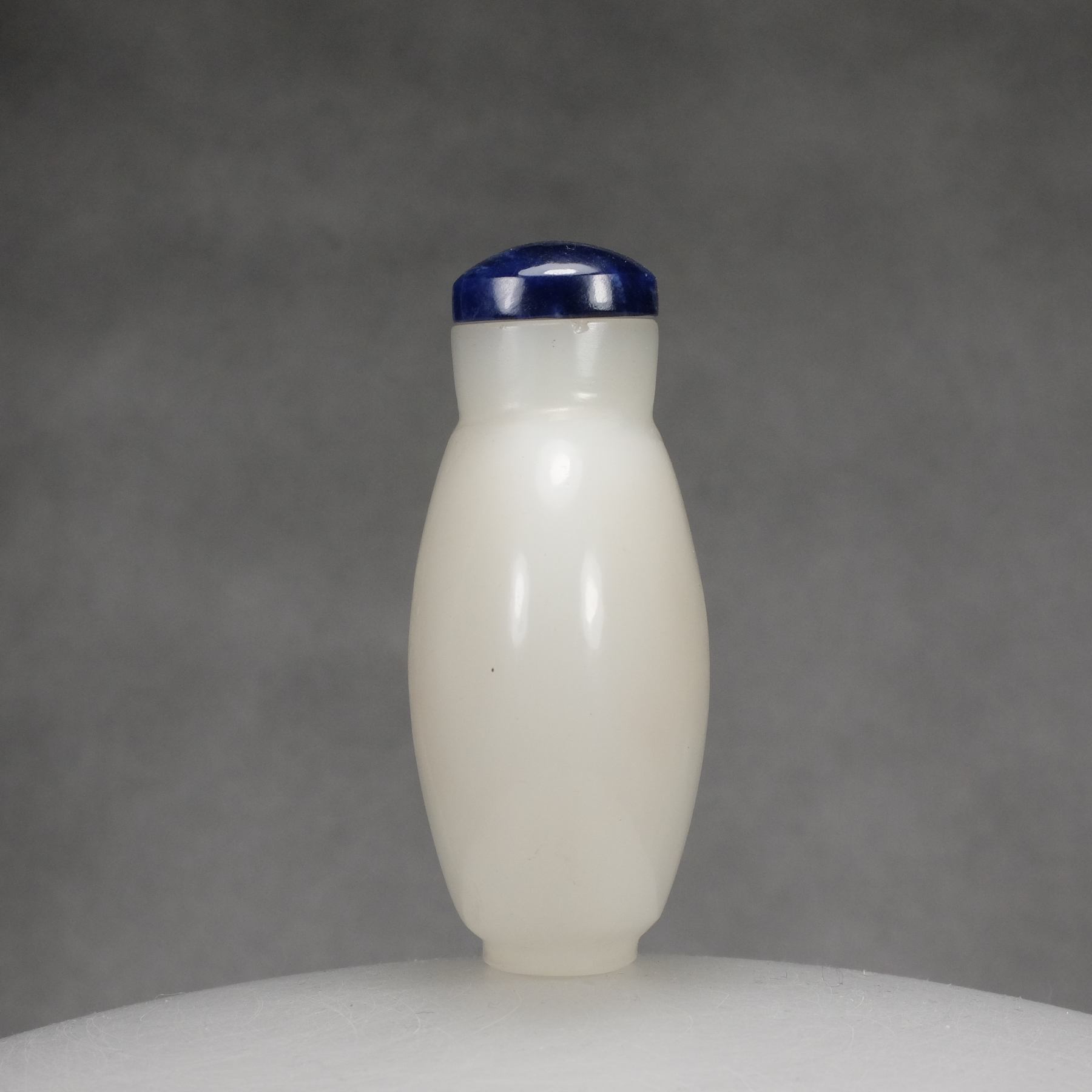 G10 A white glass round snuff bottle imitating white jade - immagine 4