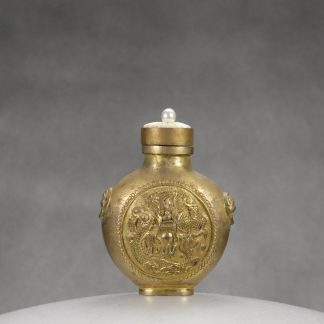 M6 A bronze “Dragons” snuff bottle