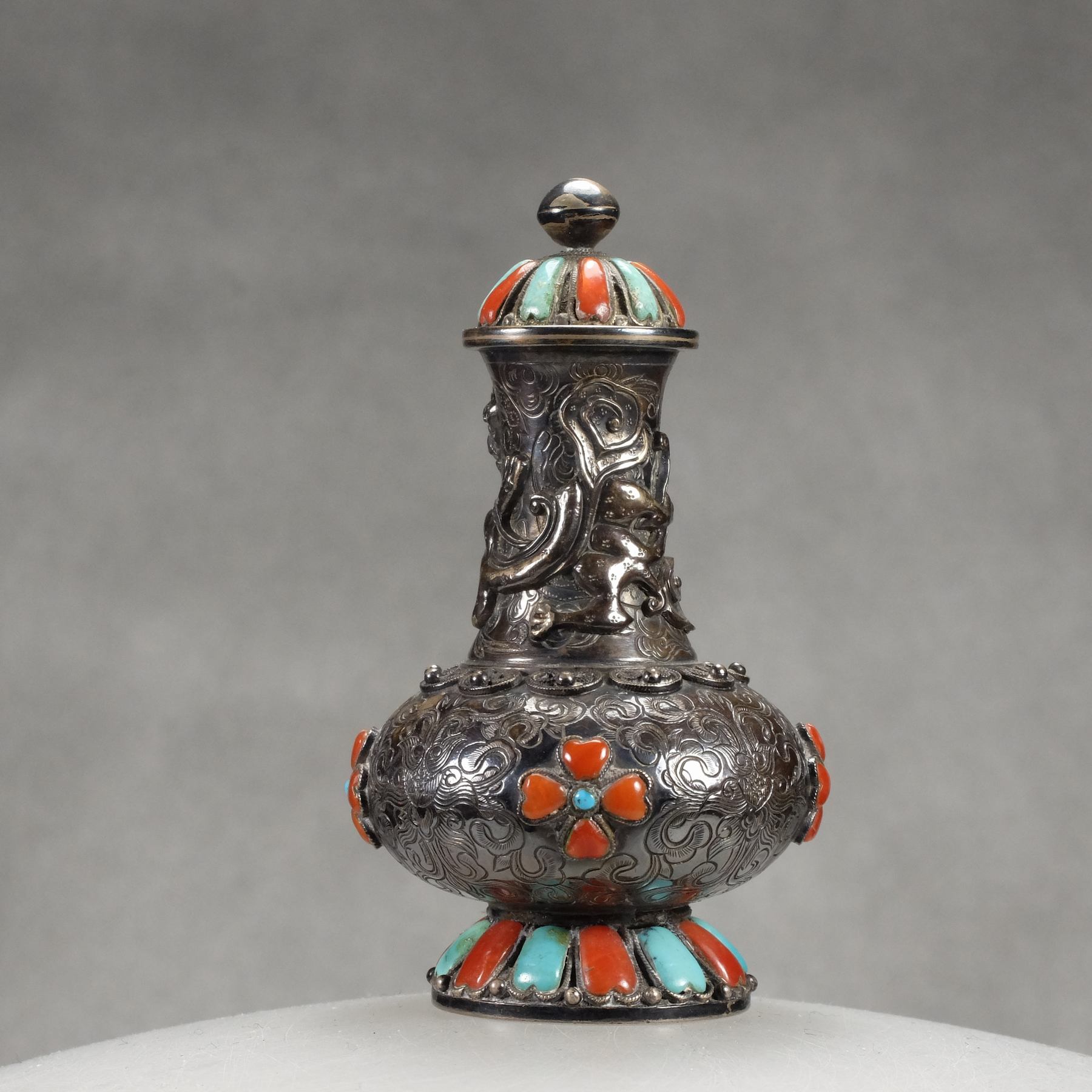 M2 A Manchu “Dragon” silver snuff bottle - immagine 4