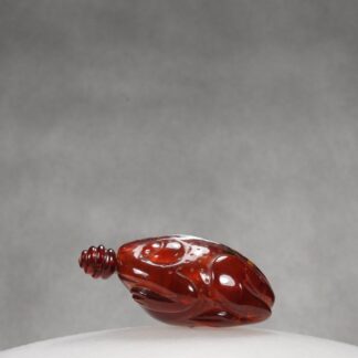 O11 An amber “toad” snuff bottle