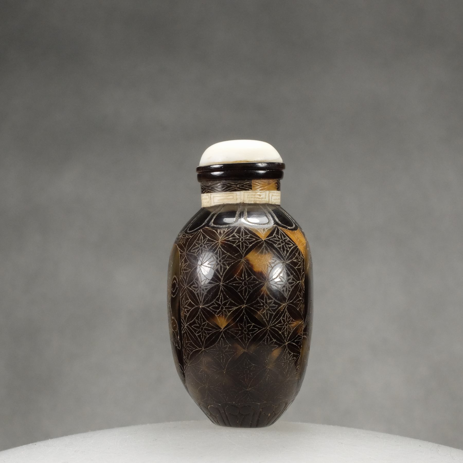 O9 A tortoise shell incised snuff bottle - immagine 3