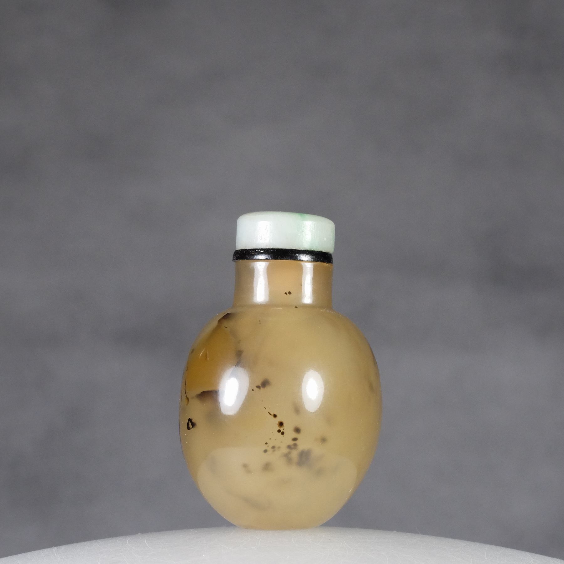 S26 A botryoidal agate “bat and hedgehog” snuff bottle - immagine 2