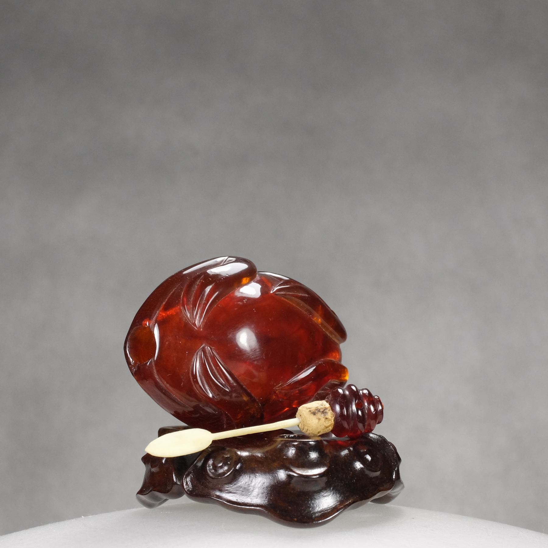O11 An amber “toad” snuff bottle - immagine 13
