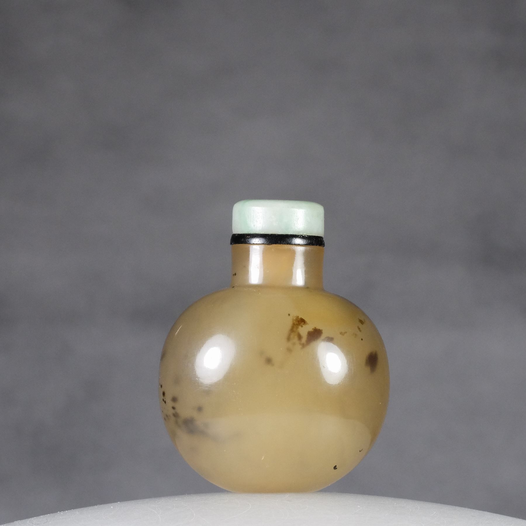 S26 A botryoidal agate “bat and hedgehog” snuff bottle - immagine 3