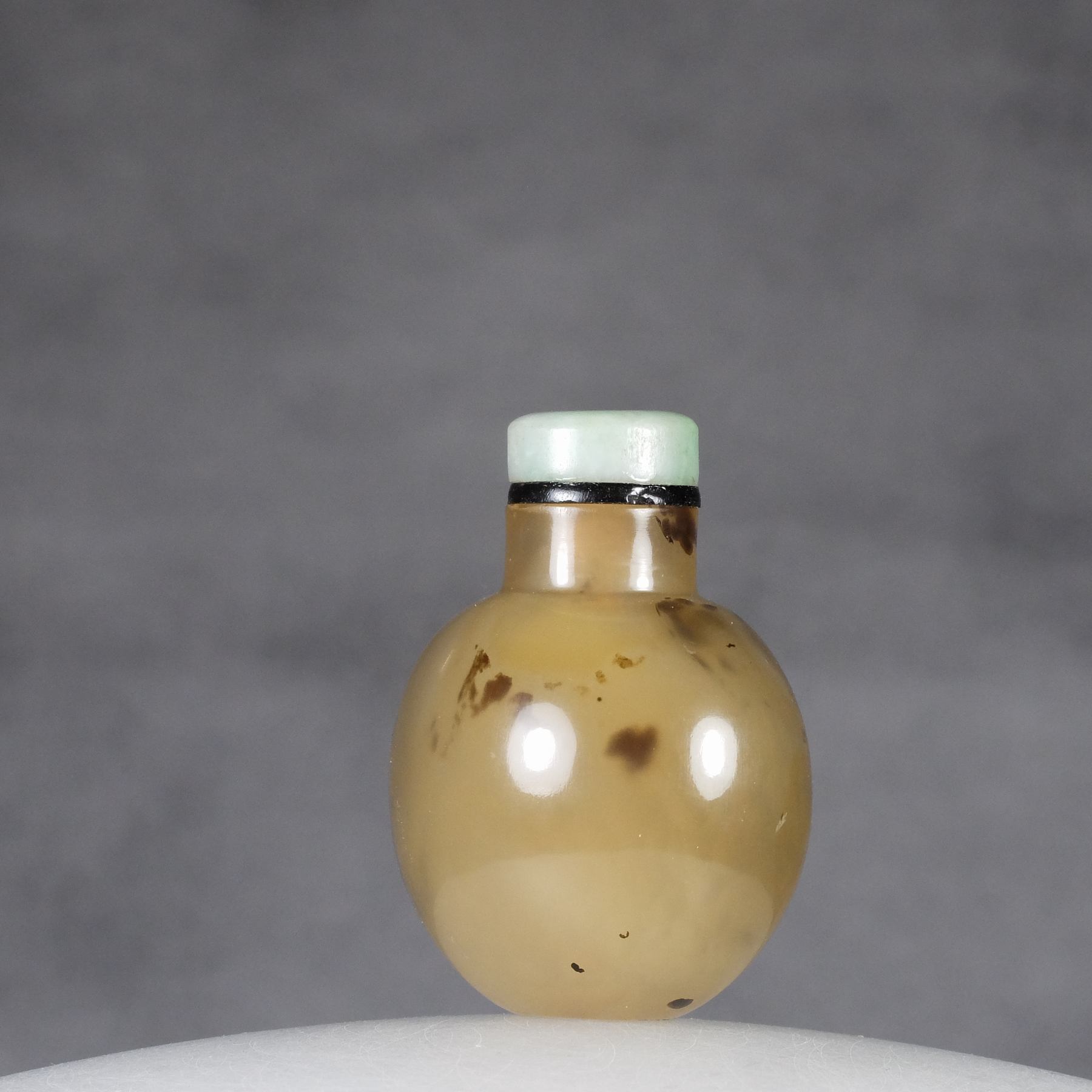S26 A botryoidal agate “bat and hedgehog” snuff bottle - immagine 4