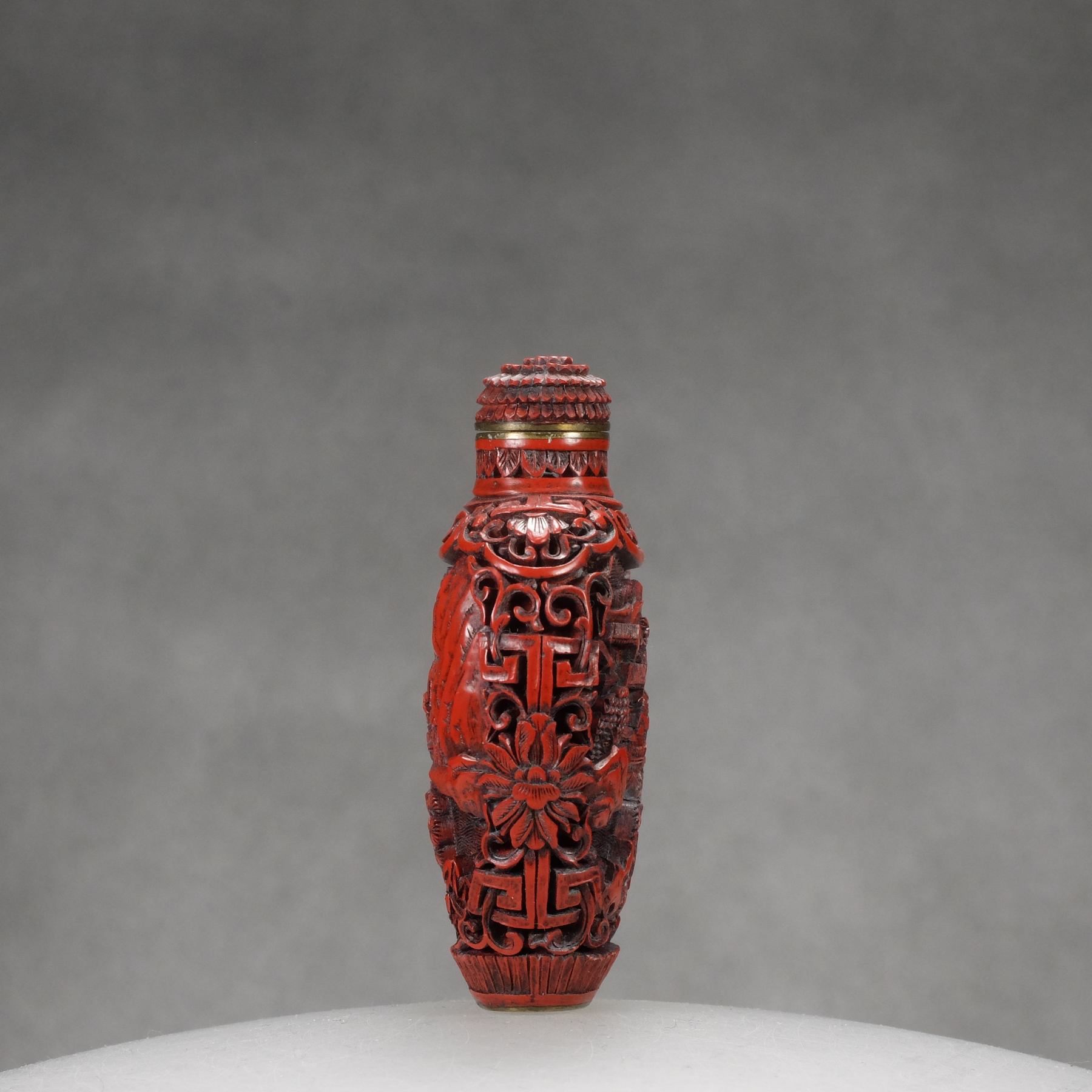 O5 A carved cinnabar lacquer “Village at lake” snuff bottle - immagine 3