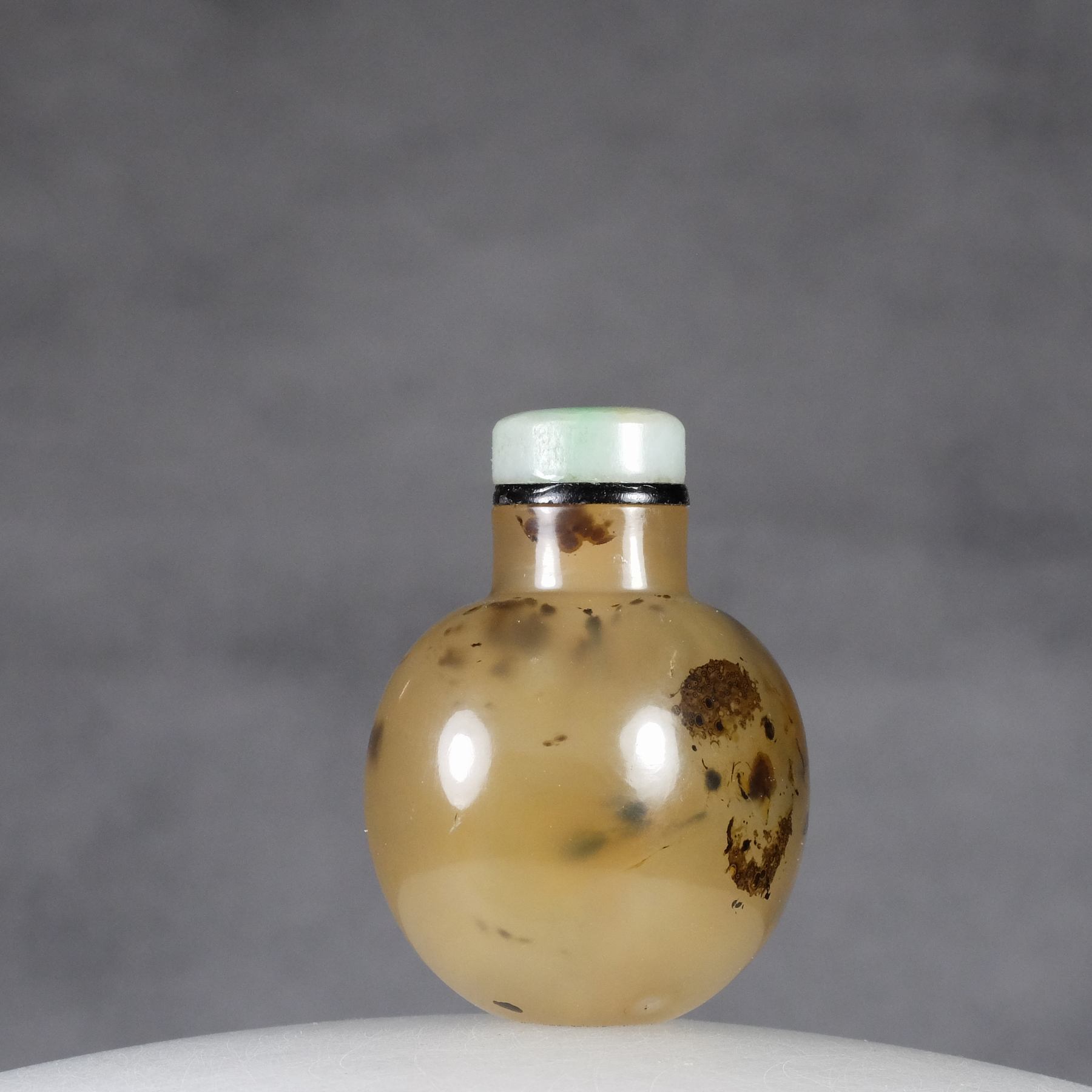 S26 A botryoidal agate “bat and hedgehog” snuff bottle - immagine 5