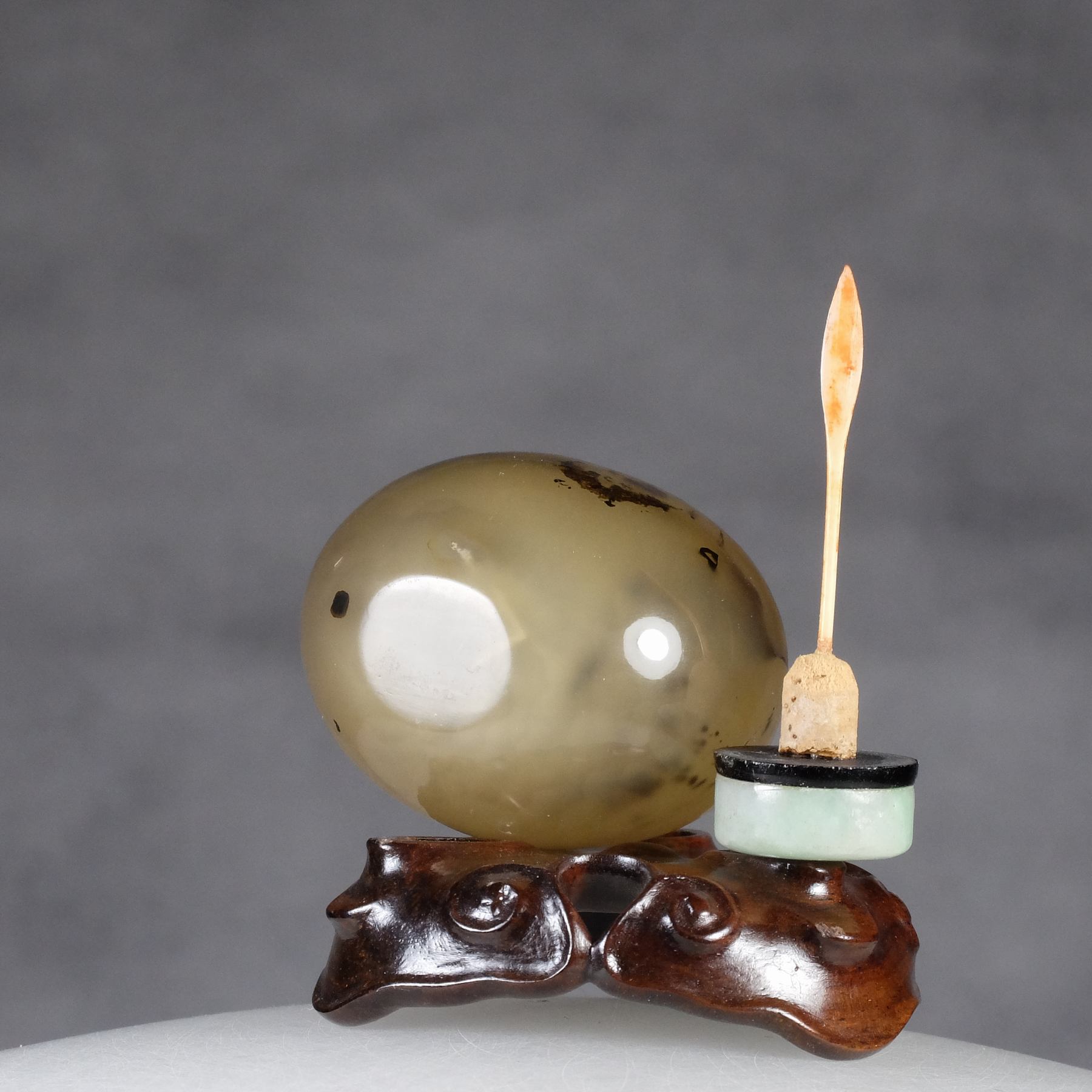 S26 A botryoidal agate “bat and hedgehog” snuff bottle - immagine 6