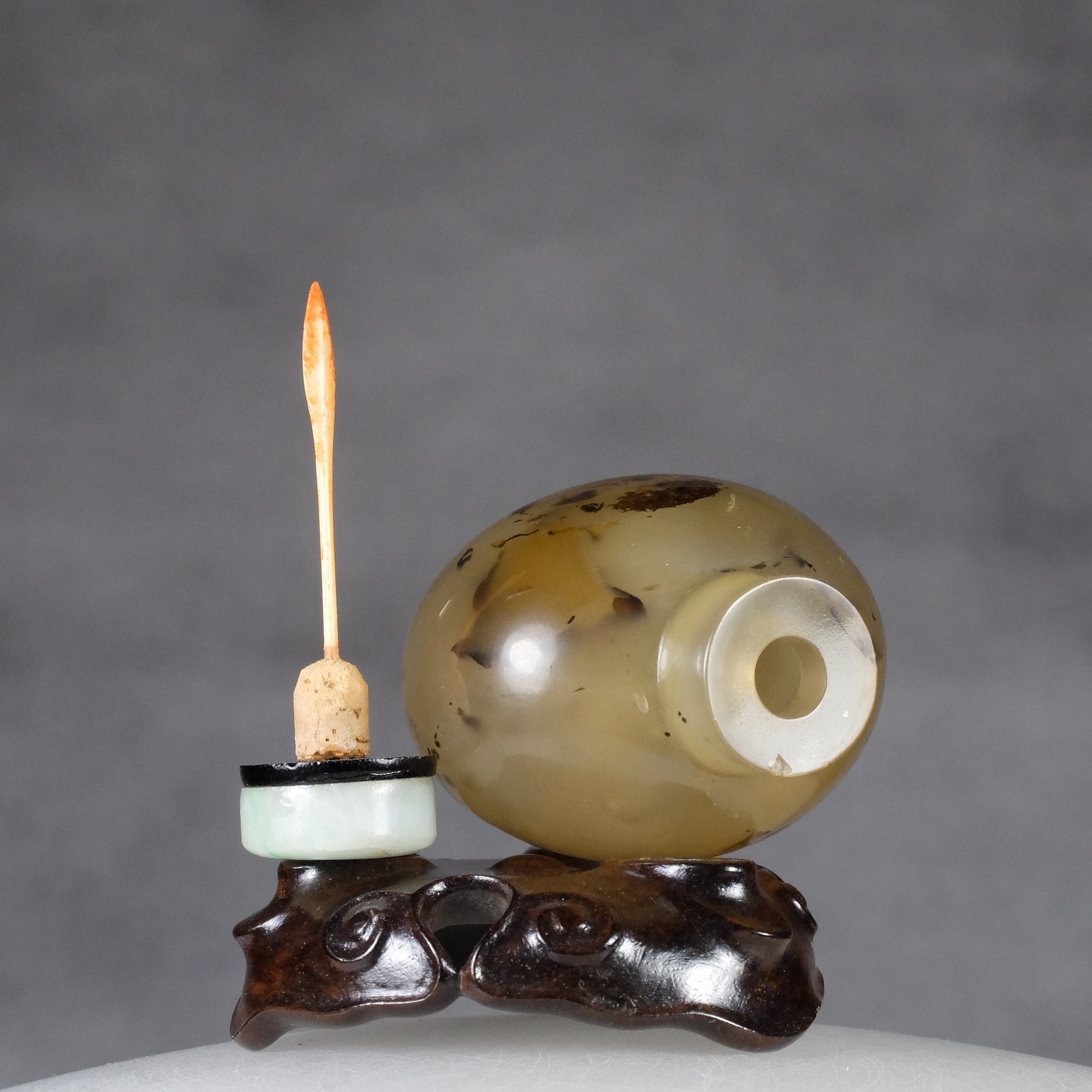 S26 A botryoidal agate “bat and hedgehog” snuff bottle - immagine 7