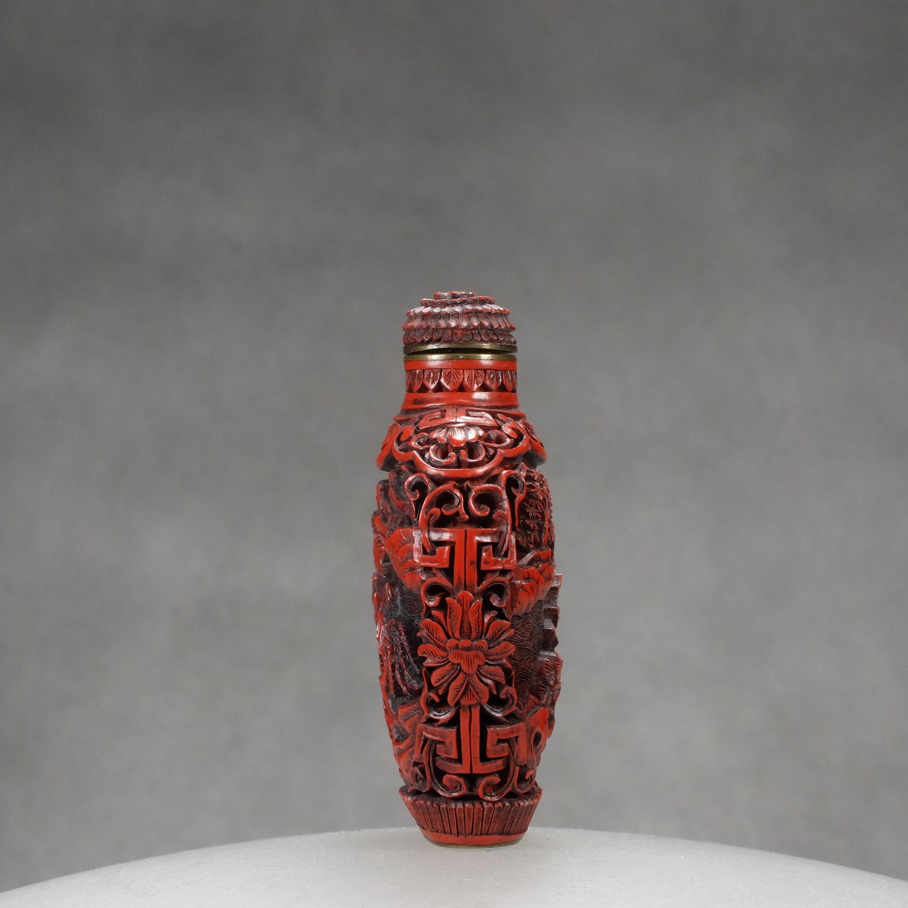 O5 A carved cinnabar lacquer “Village at lake” snuff bottle - immagine 7