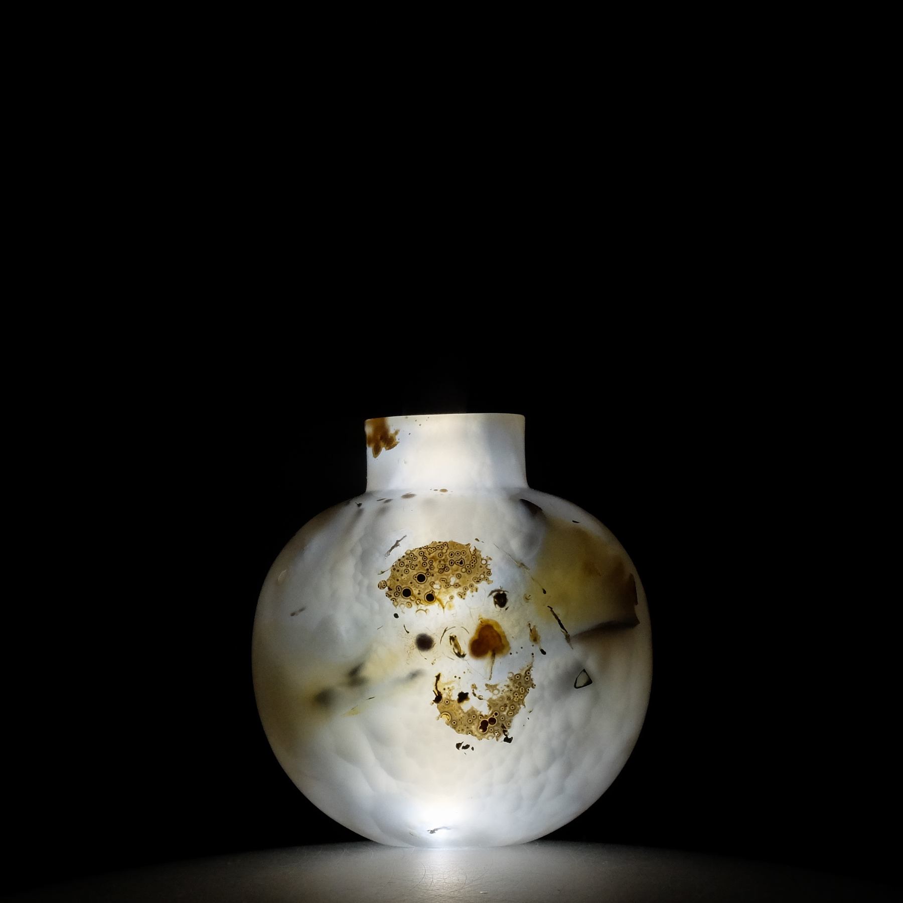 S26 A botryoidal agate “bat and hedgehog” snuff bottle - immagine 8