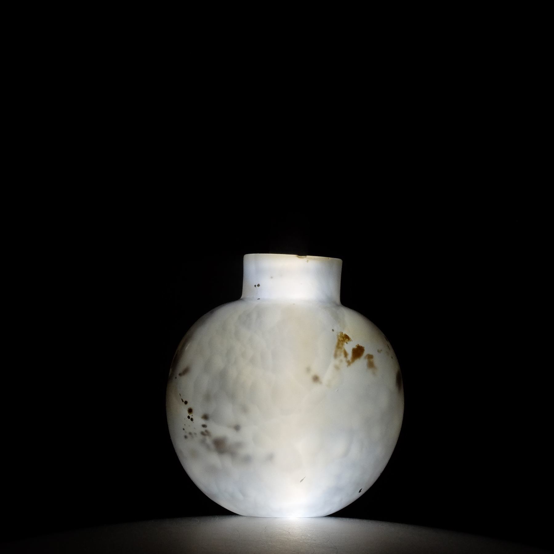 S26 A botryoidal agate “bat and hedgehog” snuff bottle - immagine 9