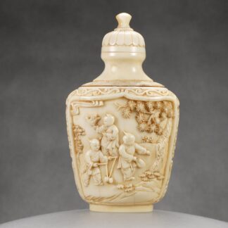 O6 A carved ivory “Kids playing” snuff bottle