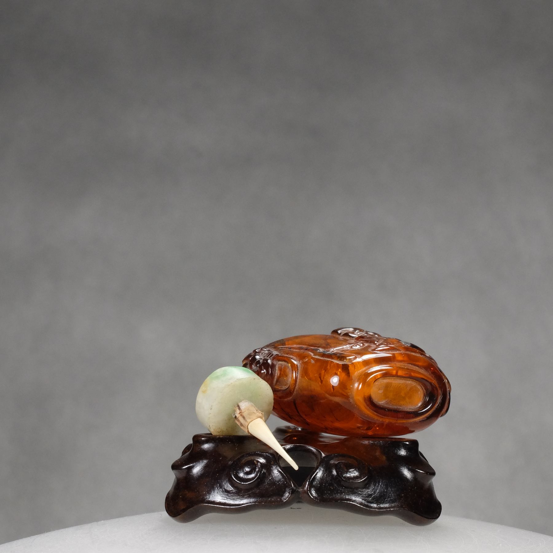 O12 An amber “Boy” snuff bottle - immagine 9