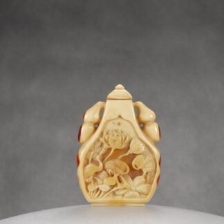 O14 A hornbill “Lotus pond” snuff bottle