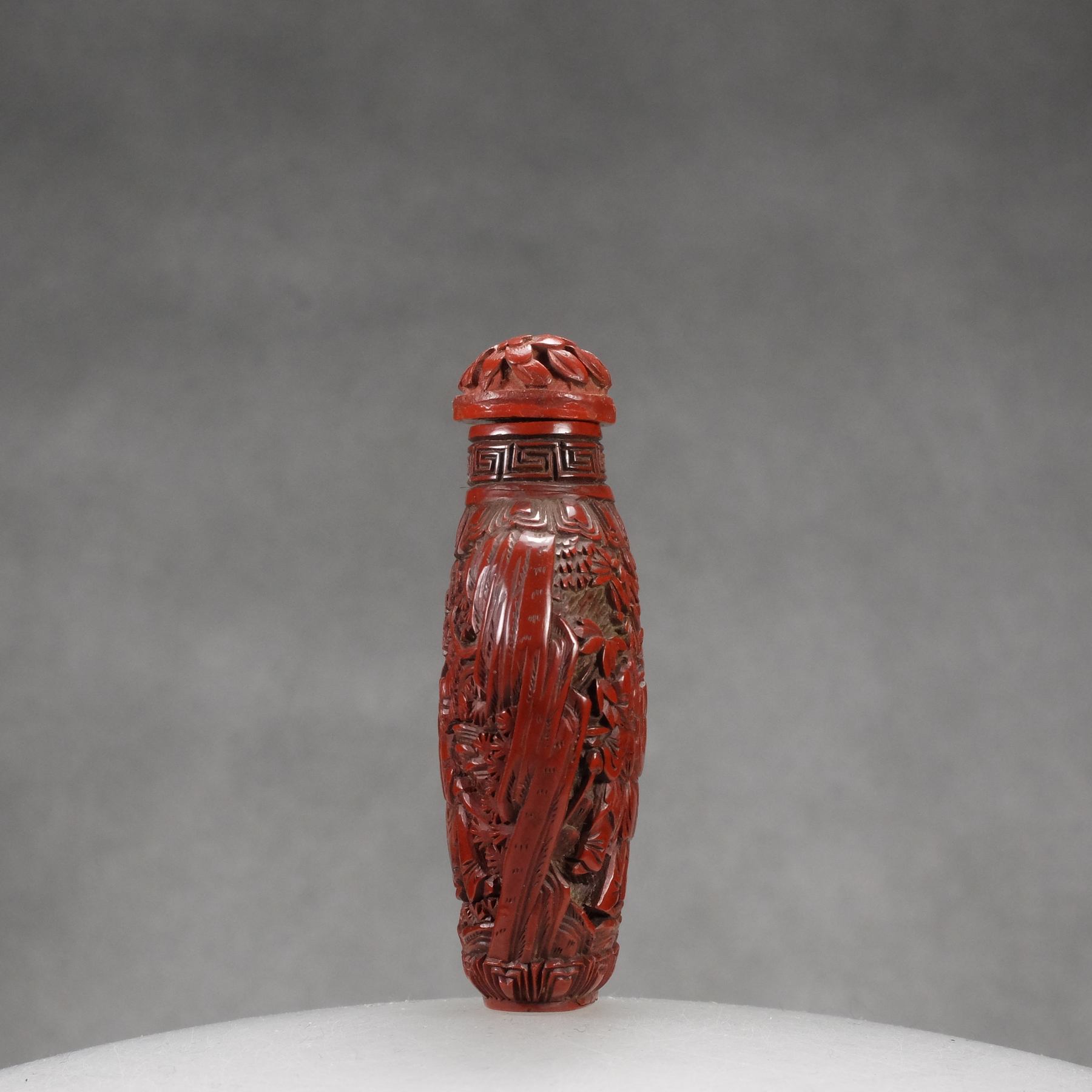 O7 A carved cinnabar lacquer “Kids playing” snuff bottle - immagine 7