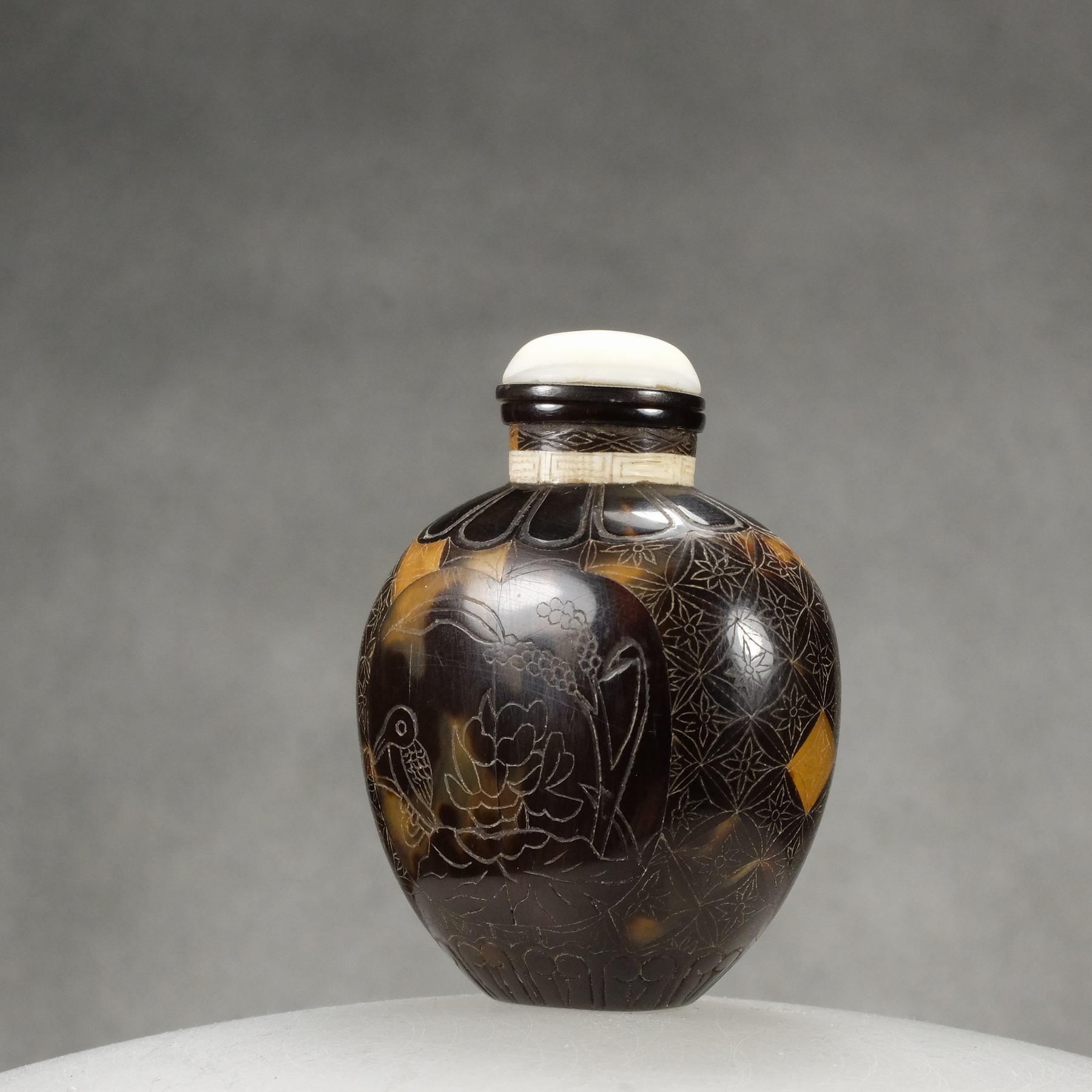 O9 A tortoise shell incised snuff bottle - immagine 6