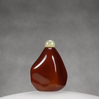 O8 A “pebble” amber snuff bottle