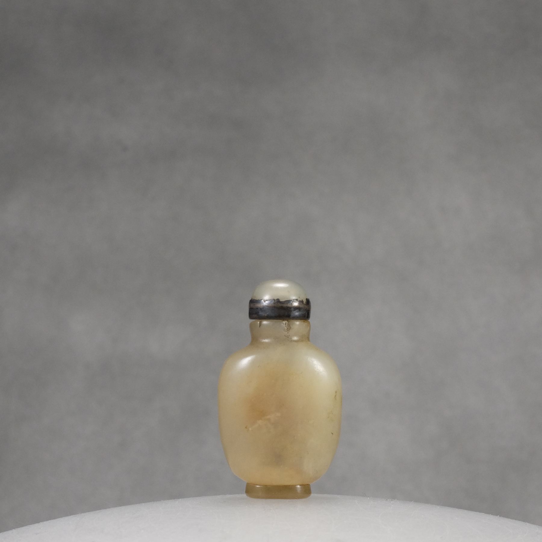 S8 A small white jade “Bottomless” snuff bottle