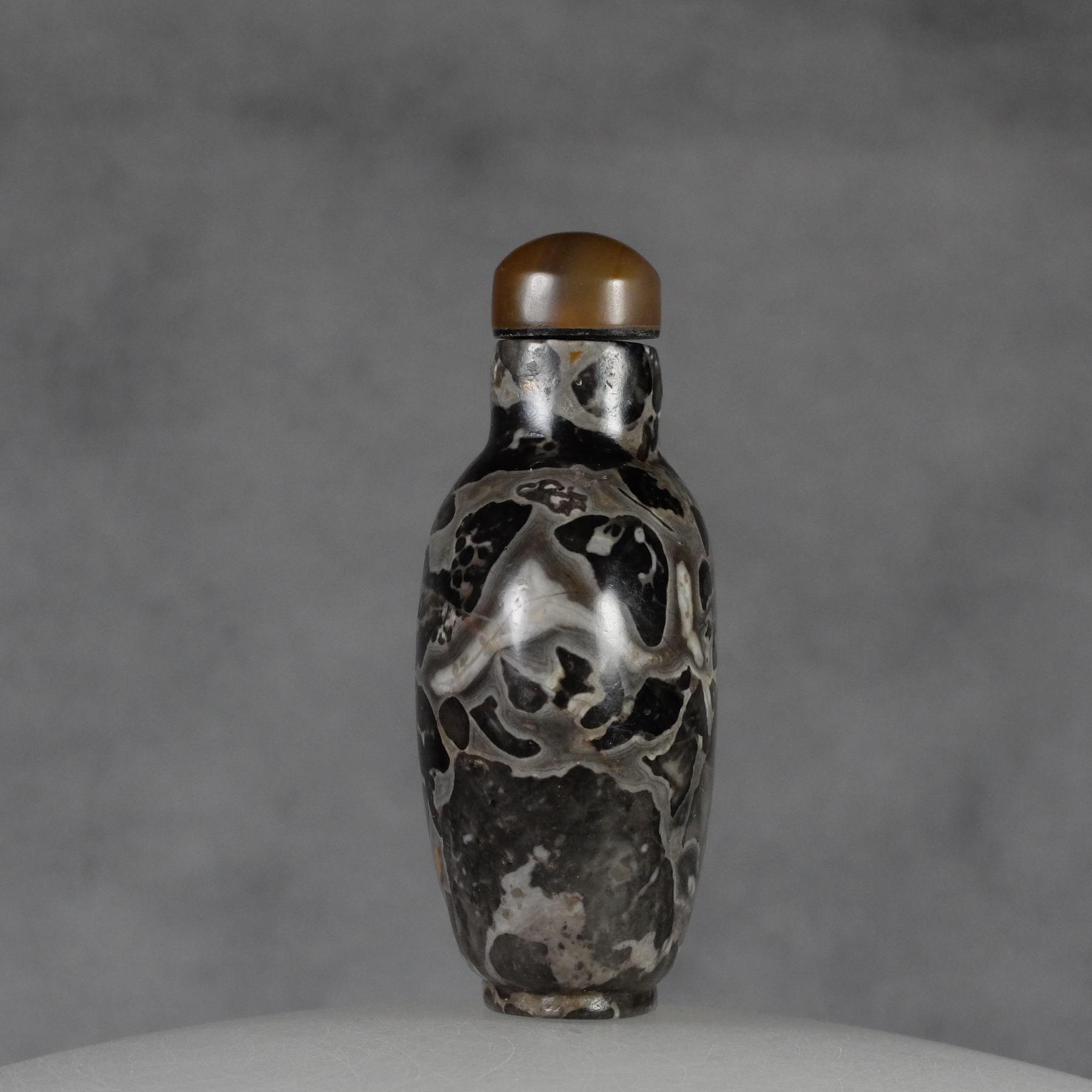 S39 A puddingstone “Concave base” snuff bottle - immagine 7