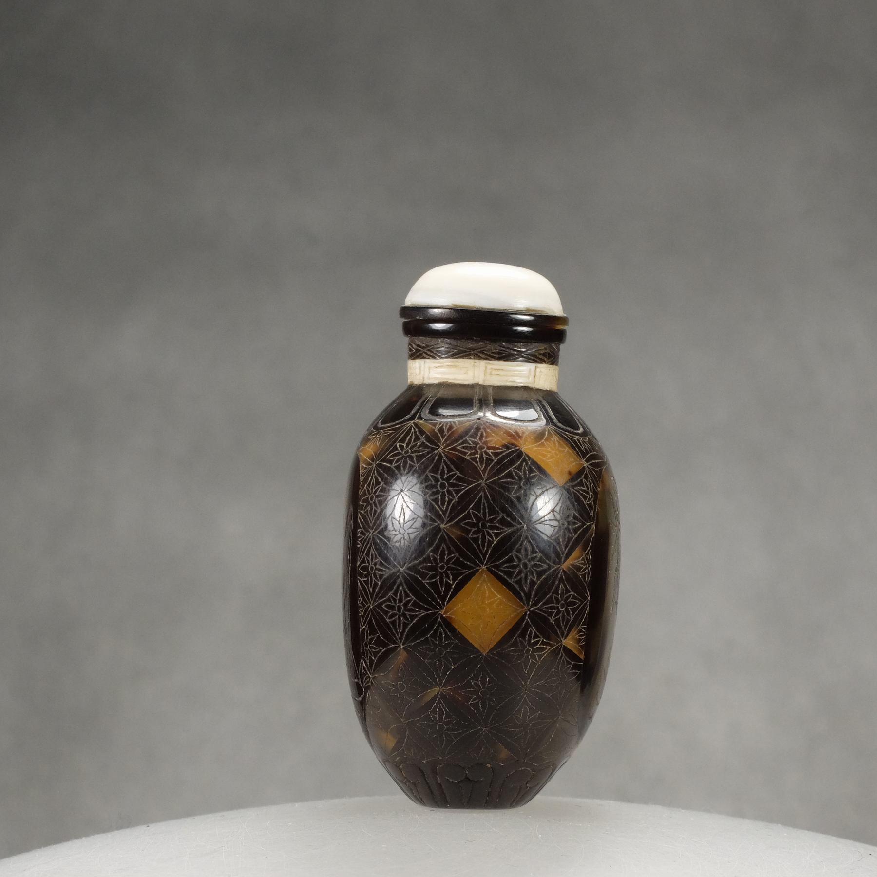 O9 A tortoise shell incised snuff bottle - immagine 7