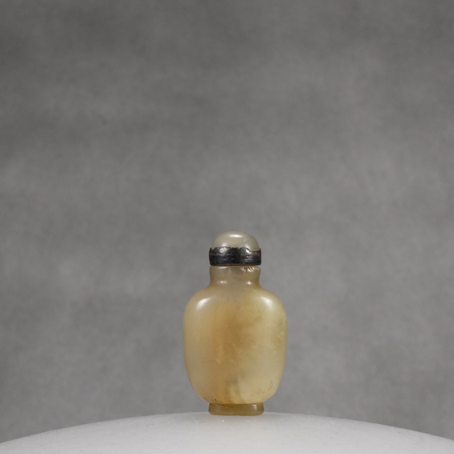 S8 A small white jade “Bottomless” snuff bottle - immagine 4
