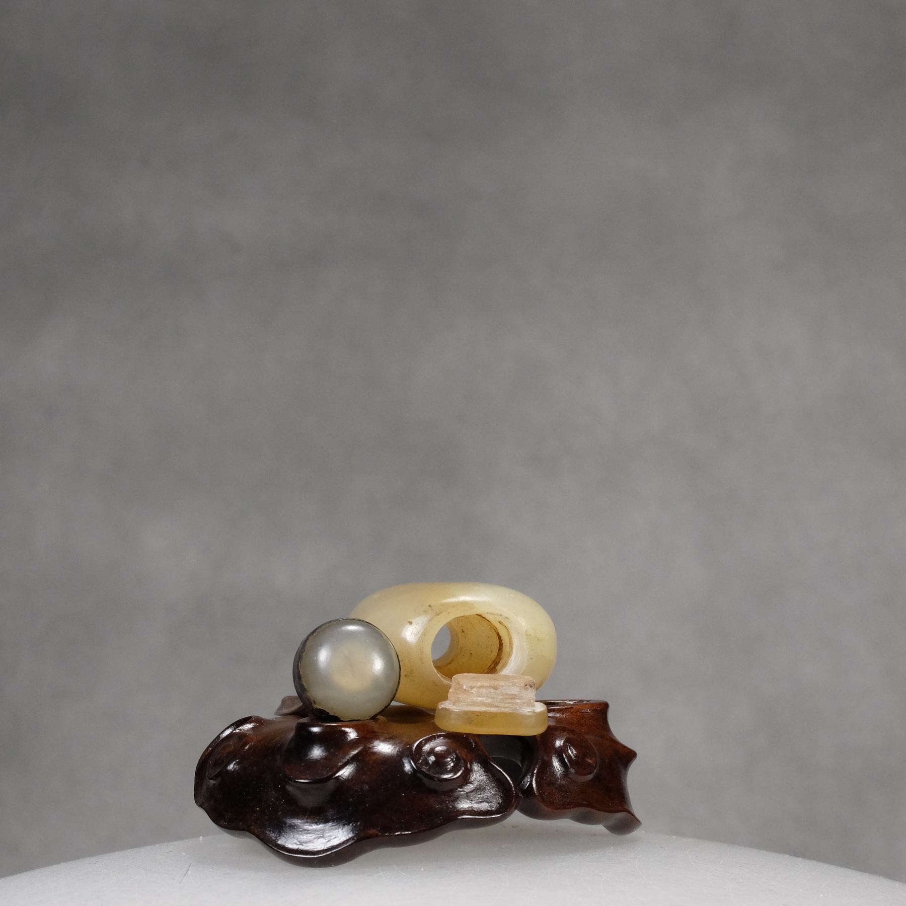 S8 A small white jade “Bottomless” snuff bottle - immagine 8