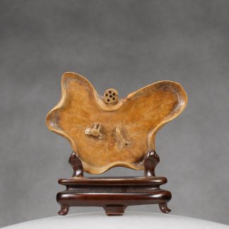 O19 A carved boxwood “Lotus leaf” snuff dish