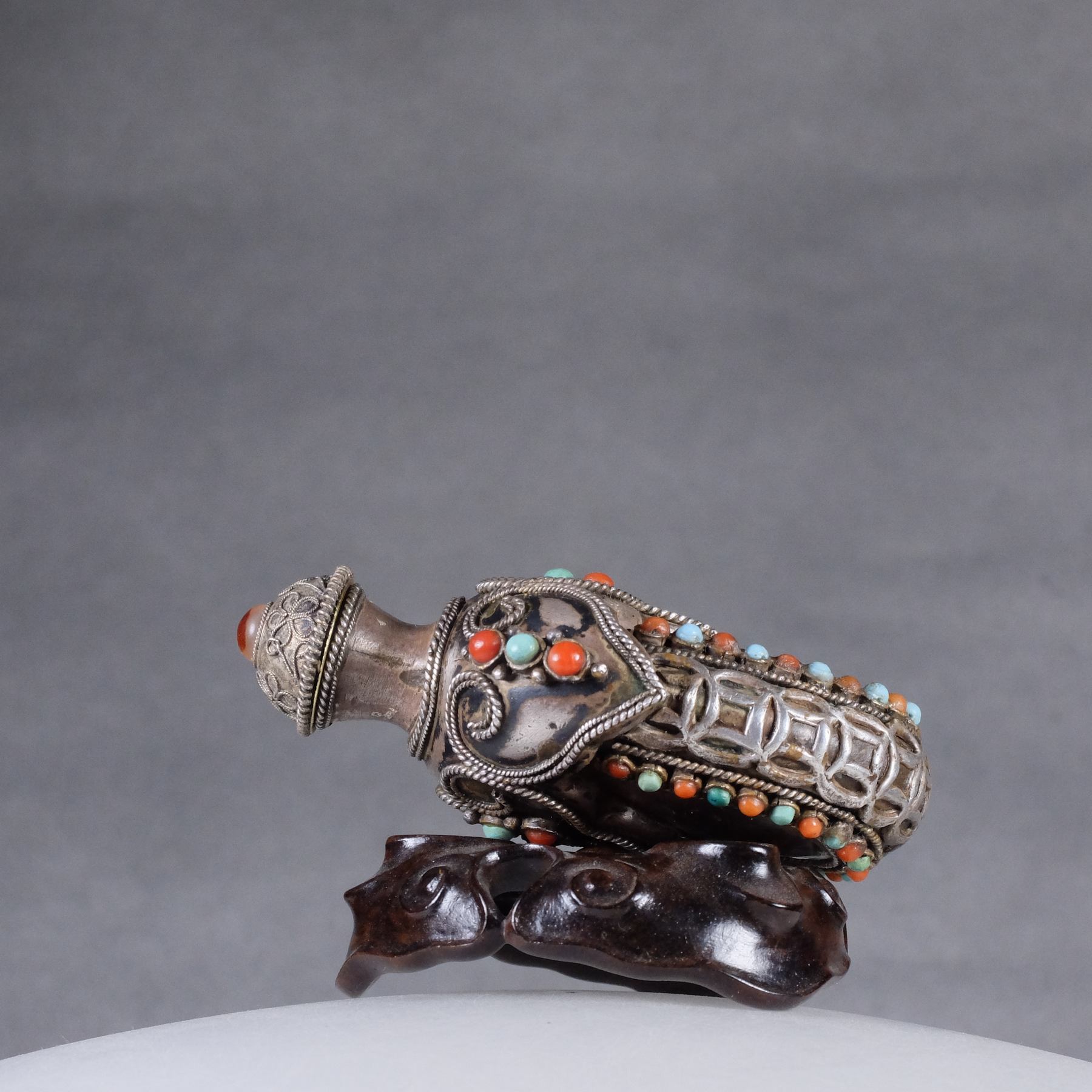 M5 A Mongol silver “Cash” snuff bottle - immagine 2
