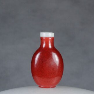 G70 A layered red over snowflake glasses “Oxblood” snuff bottle